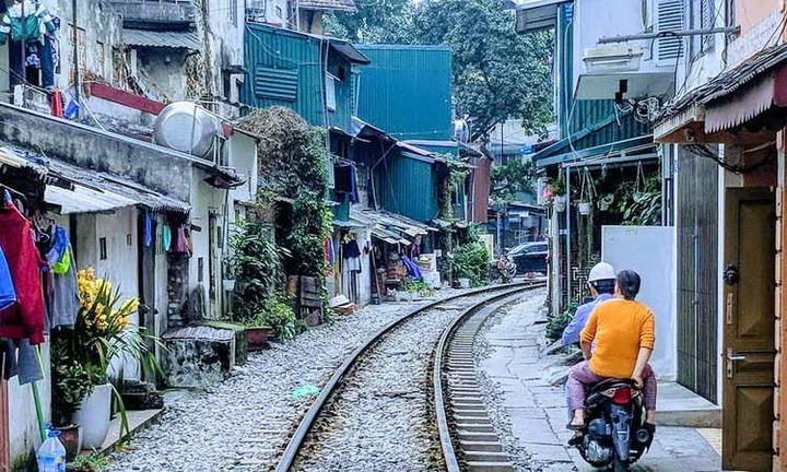 1. Áo hai dây bản mảnh: Áo hai dây bản mảnh tuy nhiên là một trong những mẫu áo khó