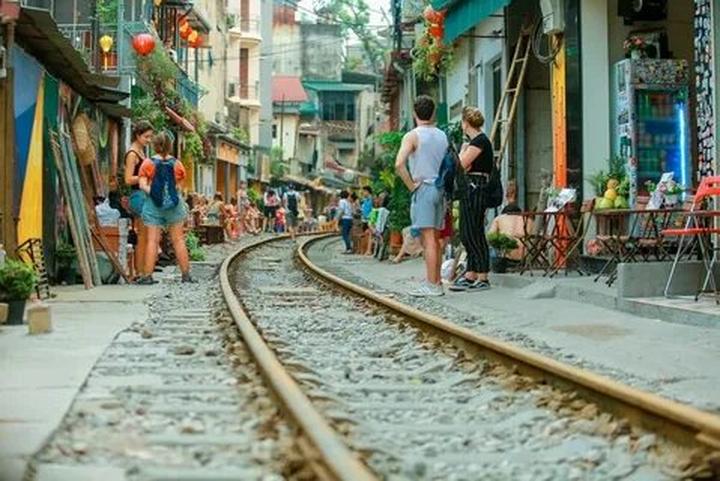 Tỏa Sáng Trên Mạng Xã Hội: Chuyên Gia Trang Điểm & Hotspot Matrix