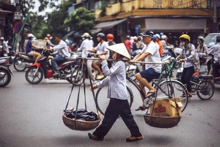 Áo sơ mi cổ bèo: Áo sơ mi cổ bèo là một trong những lỗi thời trong thời trang mà